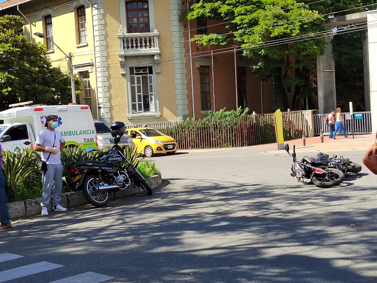 ¡Qué 'totazo'! Motociclista se estrelló contra una ambulancia en el Hospital San Vicente de Medellín 2 Hospital San Vicente