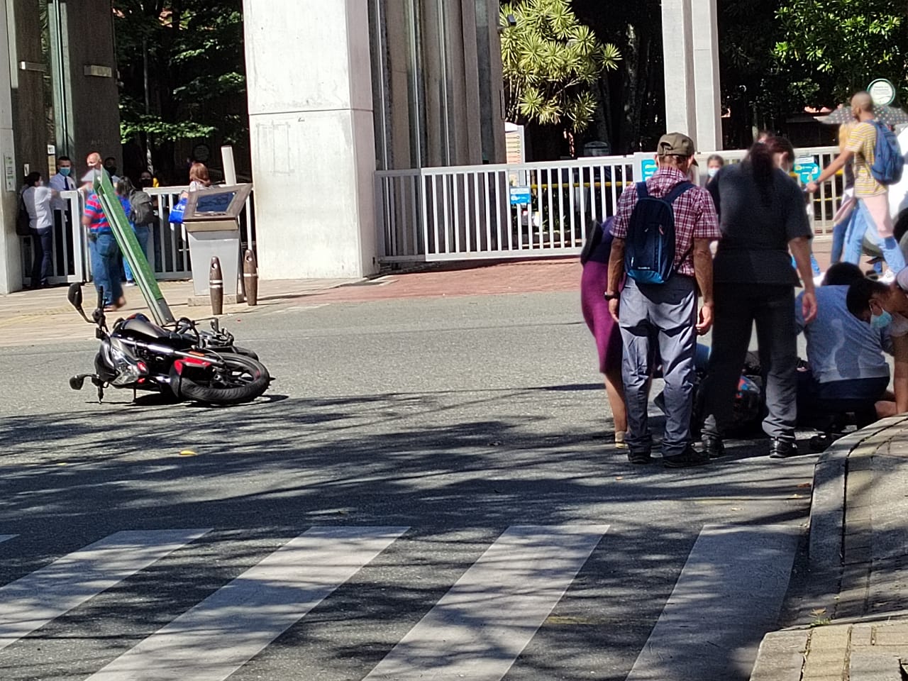 ¡Qué 'totazo'! Motociclista se estrelló contra una ambulancia en el Hospital San Vicente de Medellín 3 Hospital San Vicente