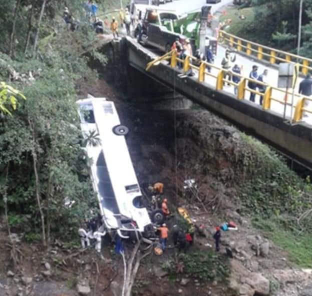 ¡Se fue a un abismo! Al menos siete muertos y 20 heridos deja accidente de bus en San Luis 2 IMG 20211227 WA0020