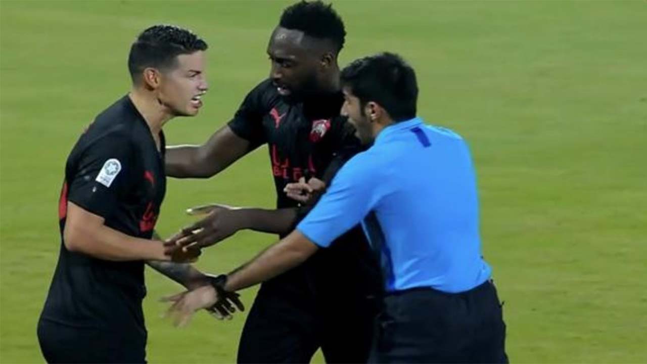 James sancionado por manotear al arbitro en Qatar