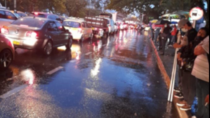 Cae 'lapo de agua' en sectores de Medellín y del Valle de Aburrá Cae 'lapo de agua' en sectores de Medellín y del Valle de Aburrá