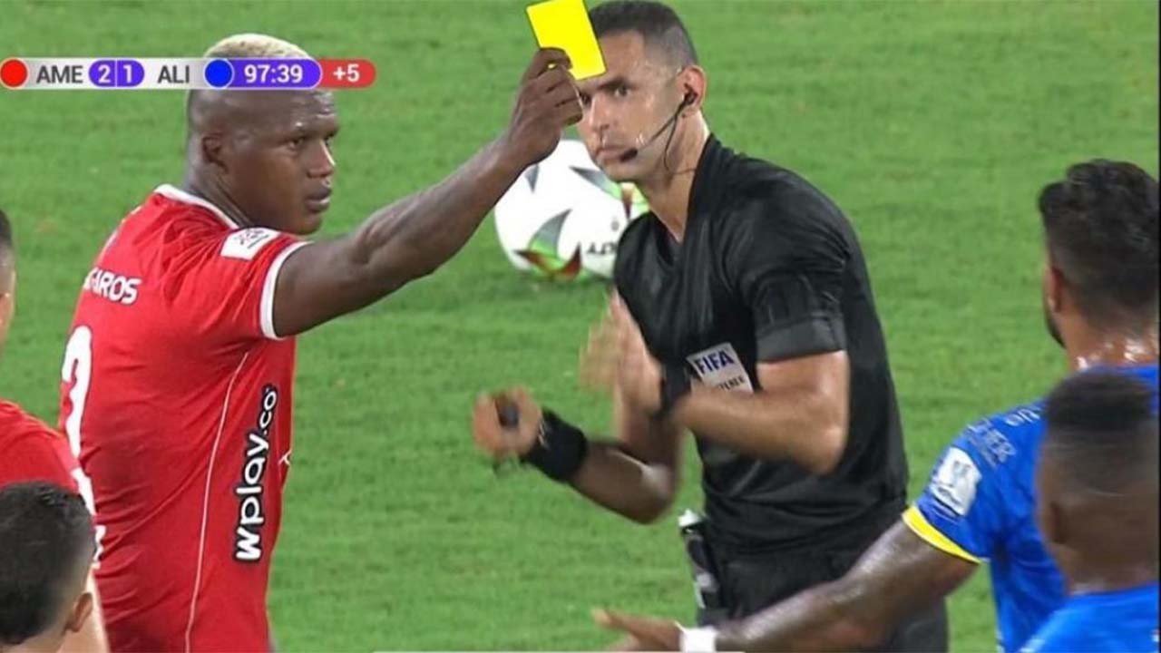 Marlon Torres se las tiro de árbitro y amonestó a un rival