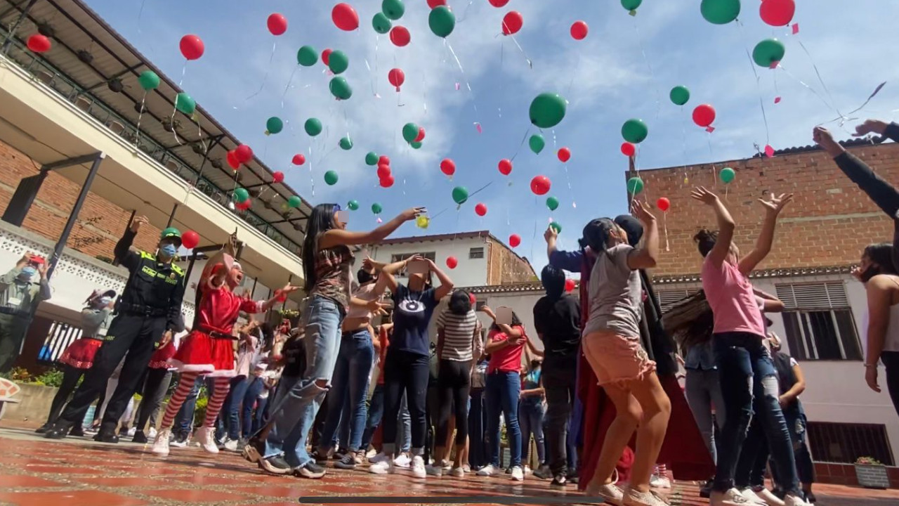 Policía brindó un feliz día navideño a niñas en estado de abandono en Bello
