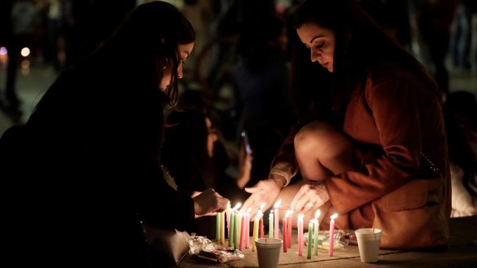 Dos mujeres fueron registradas este martes al congregarse en torno a decenas de velas que se encienden en la víspera del día de la Inmaculada Concepción de la Virgen María y es el inicio de la temporada decembrina en Colombia. EFE/Carlos Ortega Noche de las Velitas