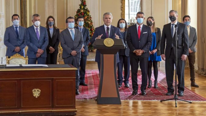 Fotografía cedida este jueves por la presidencia de Colombia en la que se registró al mandatario Iván Duque (c), durante la firma del Memorando de entendimiento entre la firma colombiana Vaxthera y la canadiense Providence Therapeutics para la producción de vacunas en el país, en Bogotá (Colombia). EFE/ Presidencia Colombia Providence