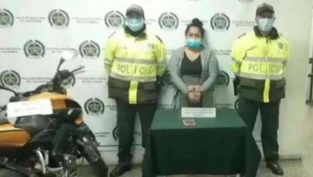 Policia de Bogota capturo a una mujer por el hurto de una motocicleta