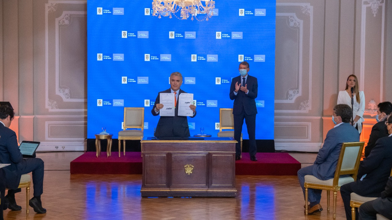 ¡Es un hecho! Presidente Duque ya firmó el decreto que rige el salario en $1 millón