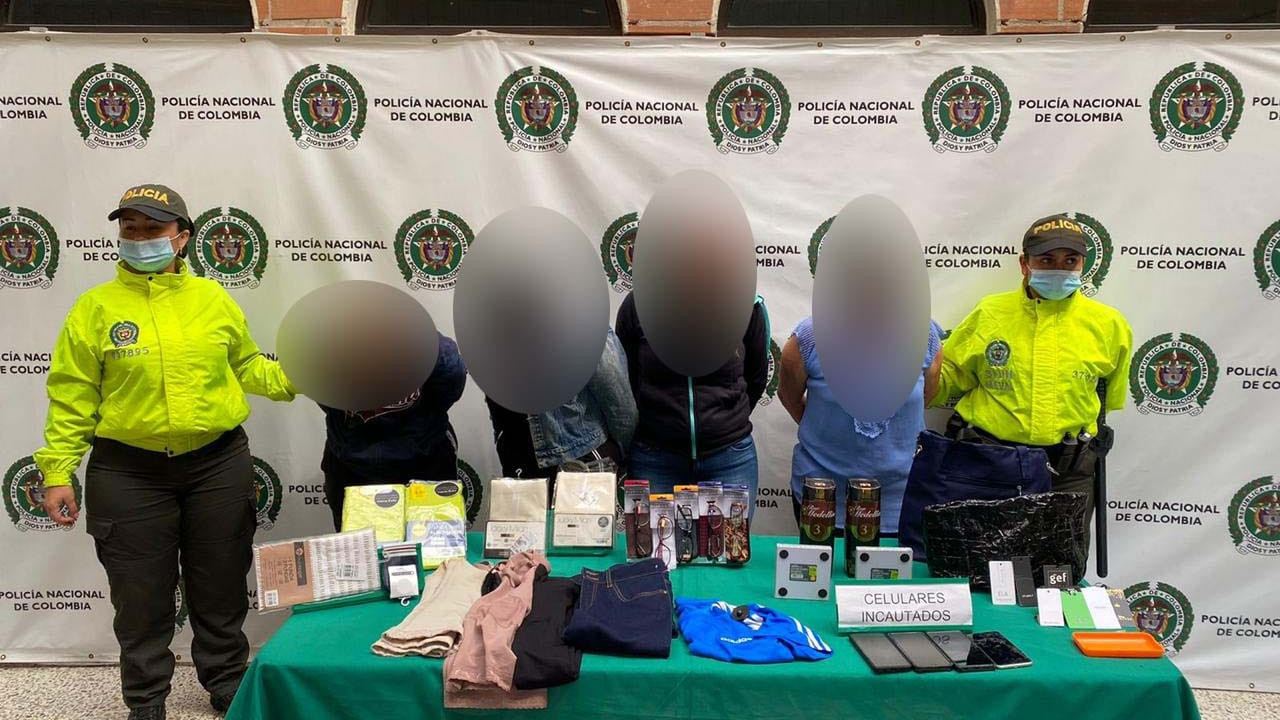 Cogieron a estas 4 ‘doñas’ acusadas de embolsillarse ropa, maquillaje y hasta licor