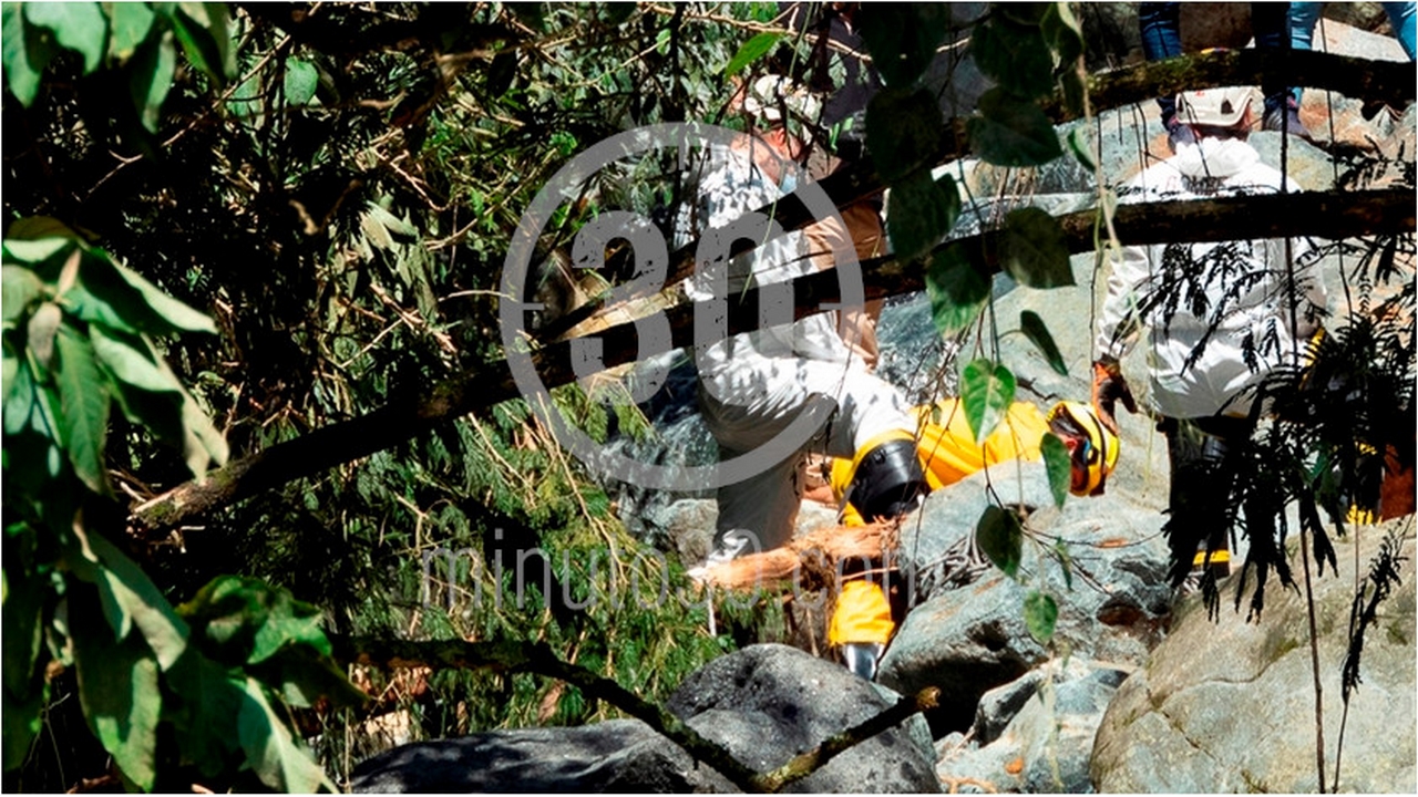 EN FOTOS: Así rescataron el cuerpo del hombre en la quebrada La Corcovada de Robledo 3 Robledo