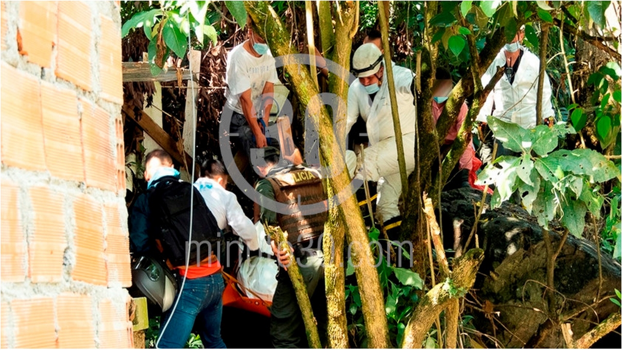 EN FOTOS: Así rescataron el cuerpo del hombre en la quebrada La Corcovada de Robledo 4 Robledo