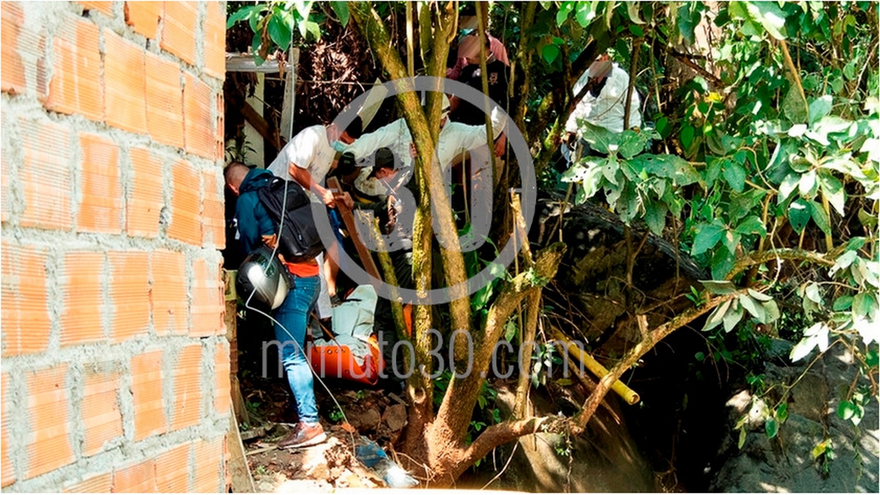 EN FOTOS: Así rescataron el cuerpo del hombre en la quebrada La Corcovada de Robledo 5 Robledo