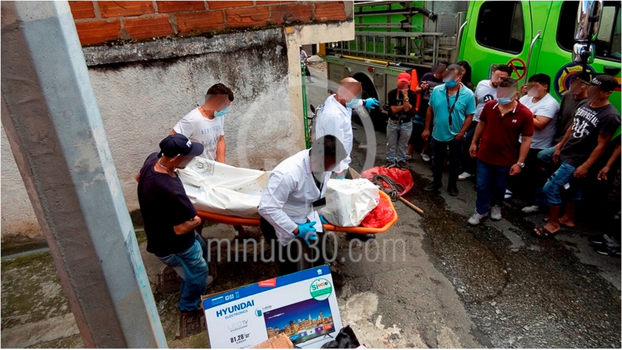 EN FOTOS: Así rescataron el cuerpo del hombre en la quebrada La Corcovada de Robledo 6 Robledo