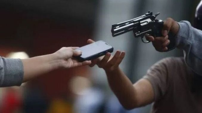 Ciudadano hizo tiro al aire, asustó a los ladrones y así pudo frustrar un atraco en El Poblado Ciudadano hizo tiro al aire, asustó a los ladrones y así pudo frustrar un atraco en El Poblado