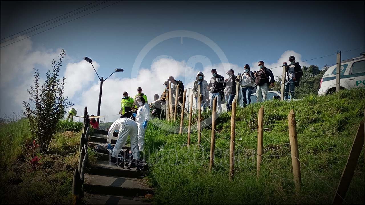 EN VIDEO Y FOTOS: Envuelto en cobijas y con varias heridas, hallaron un muerto en la vía a San Cristóbal 2 San Cristóbal