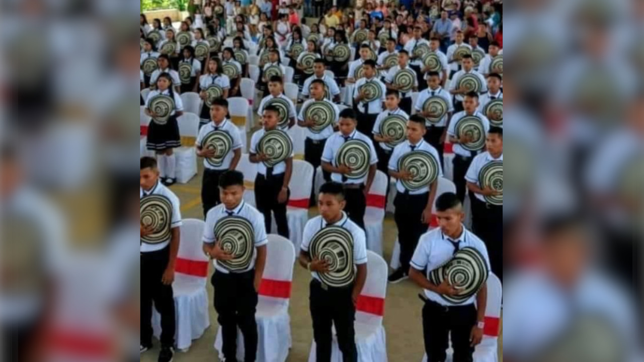 En su graduación decidieron no usar toga pero si lucir un 'sombrero vueltiao'