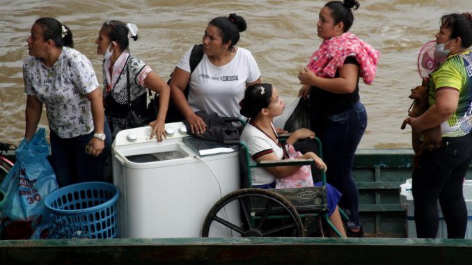 Migrantes venezolanos cruzan en botes hacia Colombia. Foto de archivo. EFE/ Jebrail Mosquera Contreras recibir venezolanos deportados