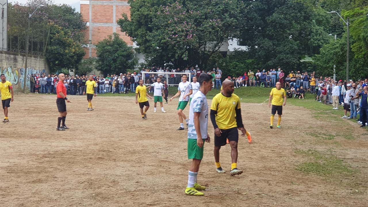 Varias estrellas del fútbol antioqueño se reunieron en Itagüí para disputar un partido amistoso