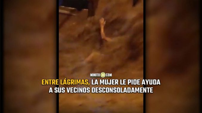 Video ¡Desgarrador! El momento exacto en el que una mujer pide que ayuden a su papá, arrastrado por el agua Lluvias