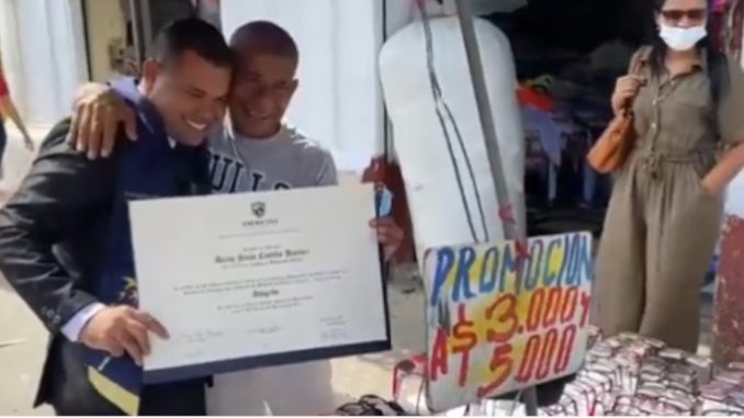 “Con este negocio me pagó mi carrera de abogado", hijo le lleva su diploma orgulloso al papá “Con este negocio me pagó mi carrera de abogado", hijo le lleva su diploma orgulloso al papá