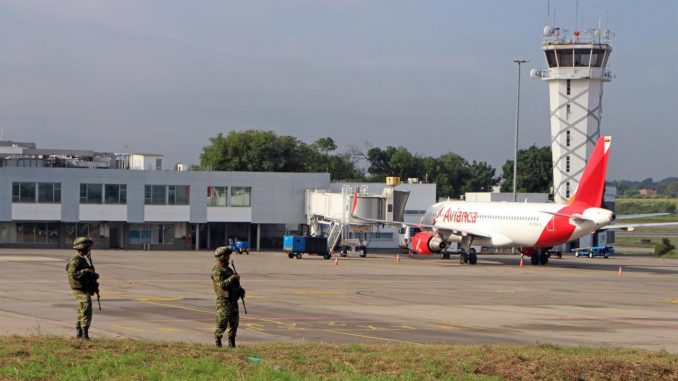 Fotografía de archivo de investigadores del Ejército de Colombia y la Fiscalía mientras recorren los alrededores de la pista del Aeropuerto Internacional Camilo Daza, donde se presentó la explosión de dos artefactos, el 14 de diciembre de 2021, en Cúcuta (Colombia). EFE/ Mario Caicedo aeropuerto de Cúcuta