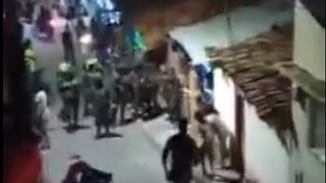 Video: ¡Qué impresión! Fuerte asonada contra la Policía en Cartago, Valle, dejó 5 heridos