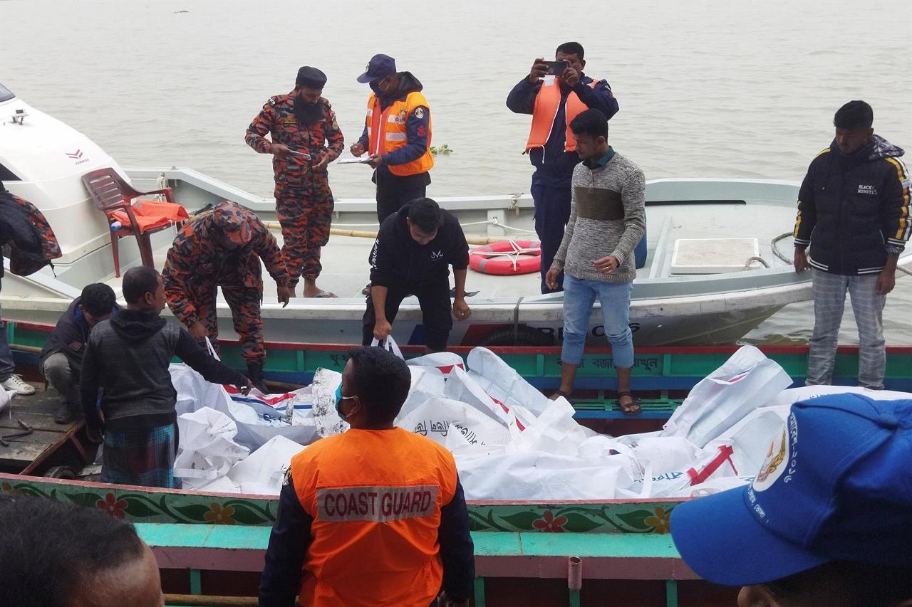 FOTOS: El incendio de un barco en Bangladesh deja al menos 36 muertos y 100 heridos 3 bangladesh incendio1