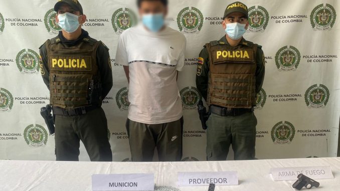 Lo cogieron con una pistola en Bello Lo cogieron con una pistola en Bello