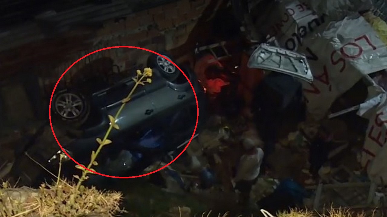 Conductor que estaría borracho se fue a un barranco