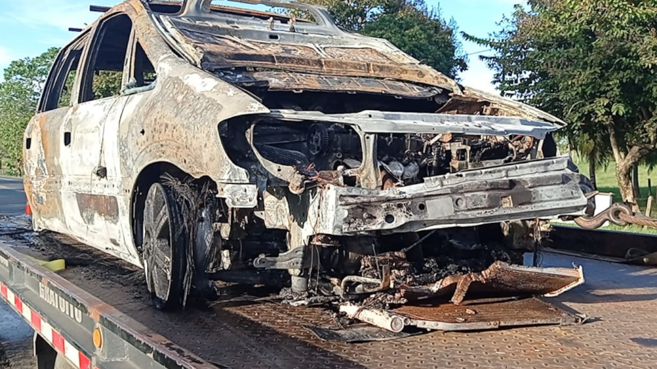 [Video] Carro fúnebre se incendió en plena vía, alcanzaron a sacar el cadáver