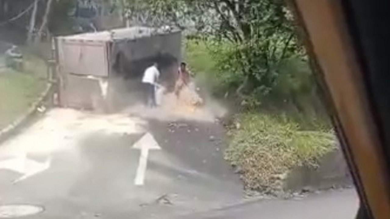 Se volcó otro carro en Robledo a la altura del Éxito