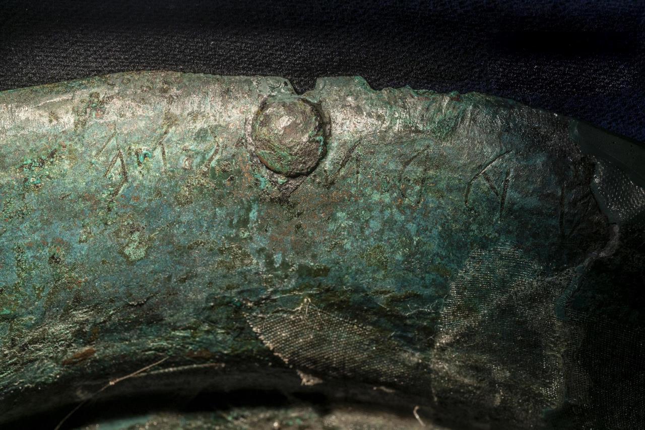 Hallan una rara inscripción en un casco etrusco de más de dos milenios 2 casco etrusco