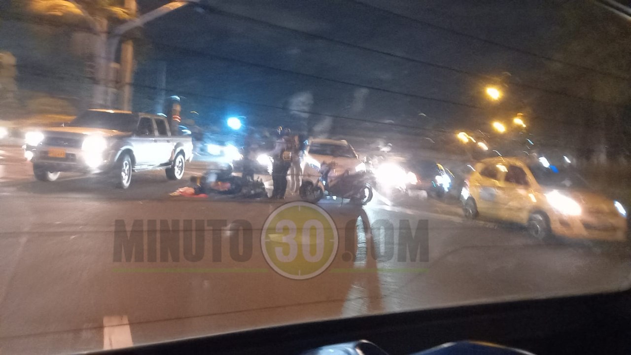 FOTOS: Dos motos y un carro se dieron en la 10 2 choque1
