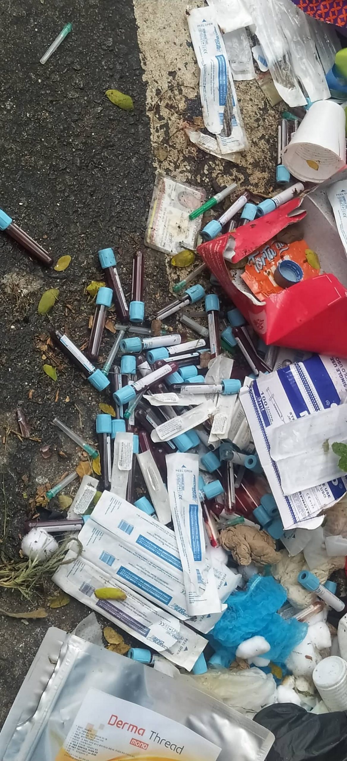En pleno centro de Medellín son arrojados desechos hospitalarios 5 denuncia ciudadana medellin desechos biologicos hospitalarios 4 scaled