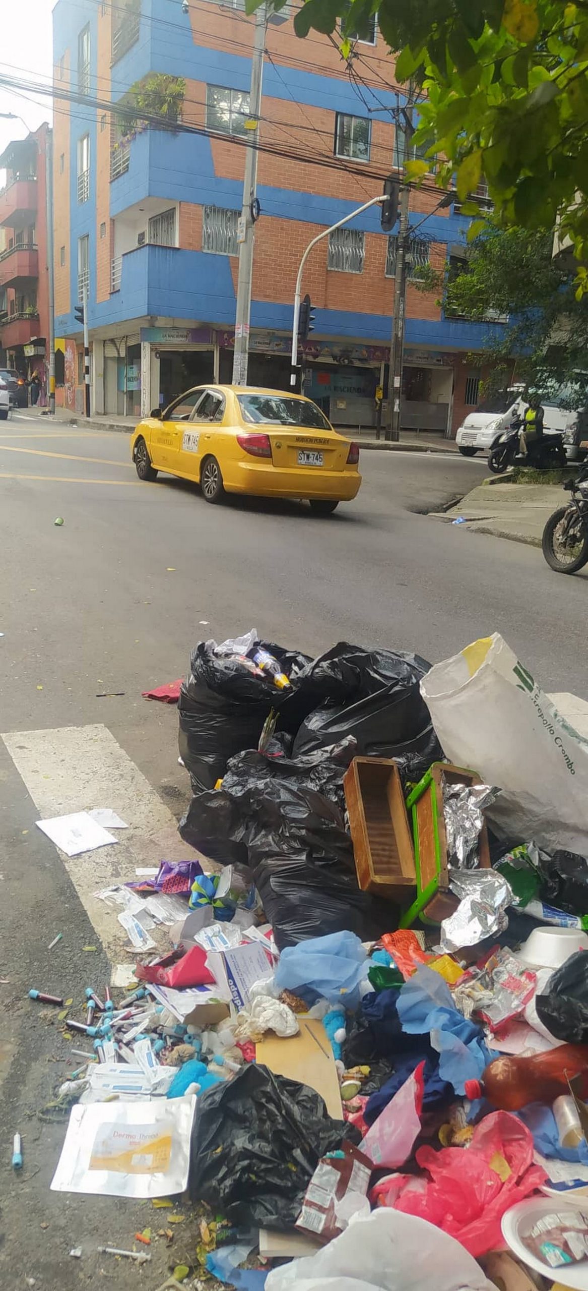En pleno centro de Medellín son arrojados desechos hospitalarios 3 denuncia ciudadana medellin desechos biologicos hospitalarios 7 scaled