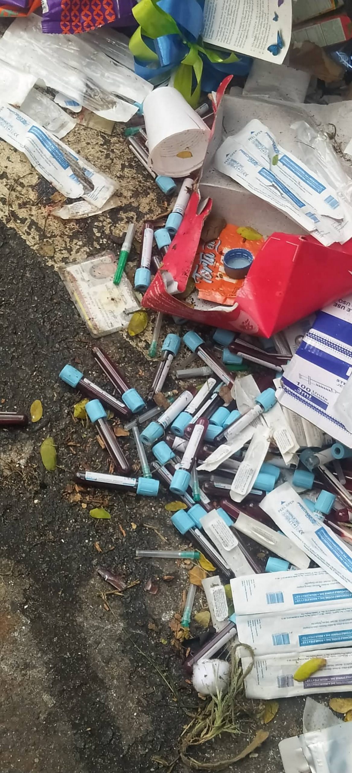 En pleno centro de Medellín son arrojados desechos hospitalarios 4 denuncia ciudadana medellin desechos biologicos hospitalarios 8 scaled
