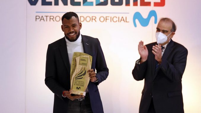 El atleta colombiano Anthony Zambrano (i) fue registrado este lunes, tras recibir el premio Deportista del Año de El Espectador, en Bogotá (Colombia). EFE/Mauricio Dueñas Anthony Zambrano