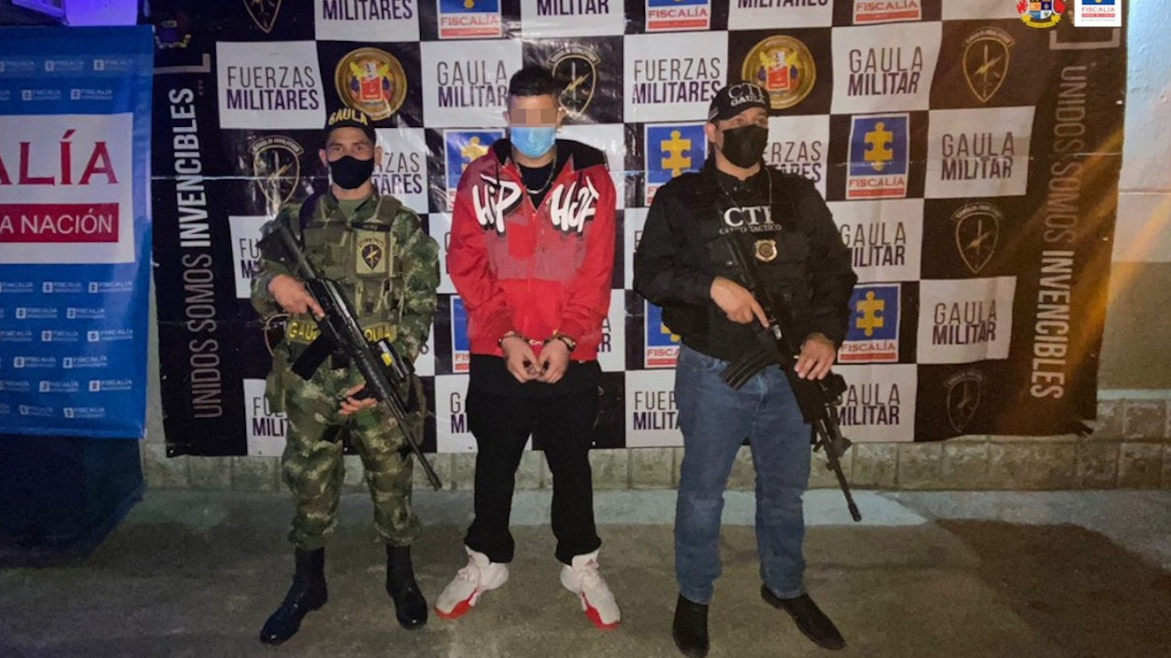 ¡Poco hombre! Le estaría exigiendo plata a la ex mujer a cambio de no golpearle a la mamá