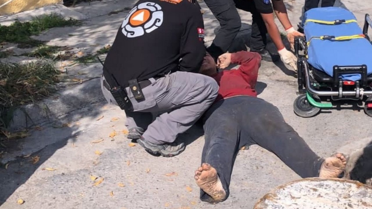 Hombre se voló de un hospital psiquiátrico y se metió a una alcantarilla