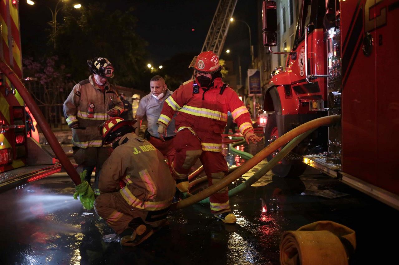 FOTOS: Incendio en centro de Lima cerca a zona comercial que ardió hace 20 años 3 incendio peru2