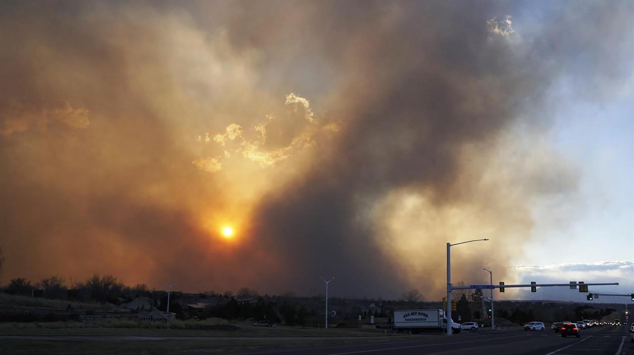 FOTOS: Un incendio consume casi 600 casas y obliga a evacuar localidades en EE.UU. 2 incendio usa3