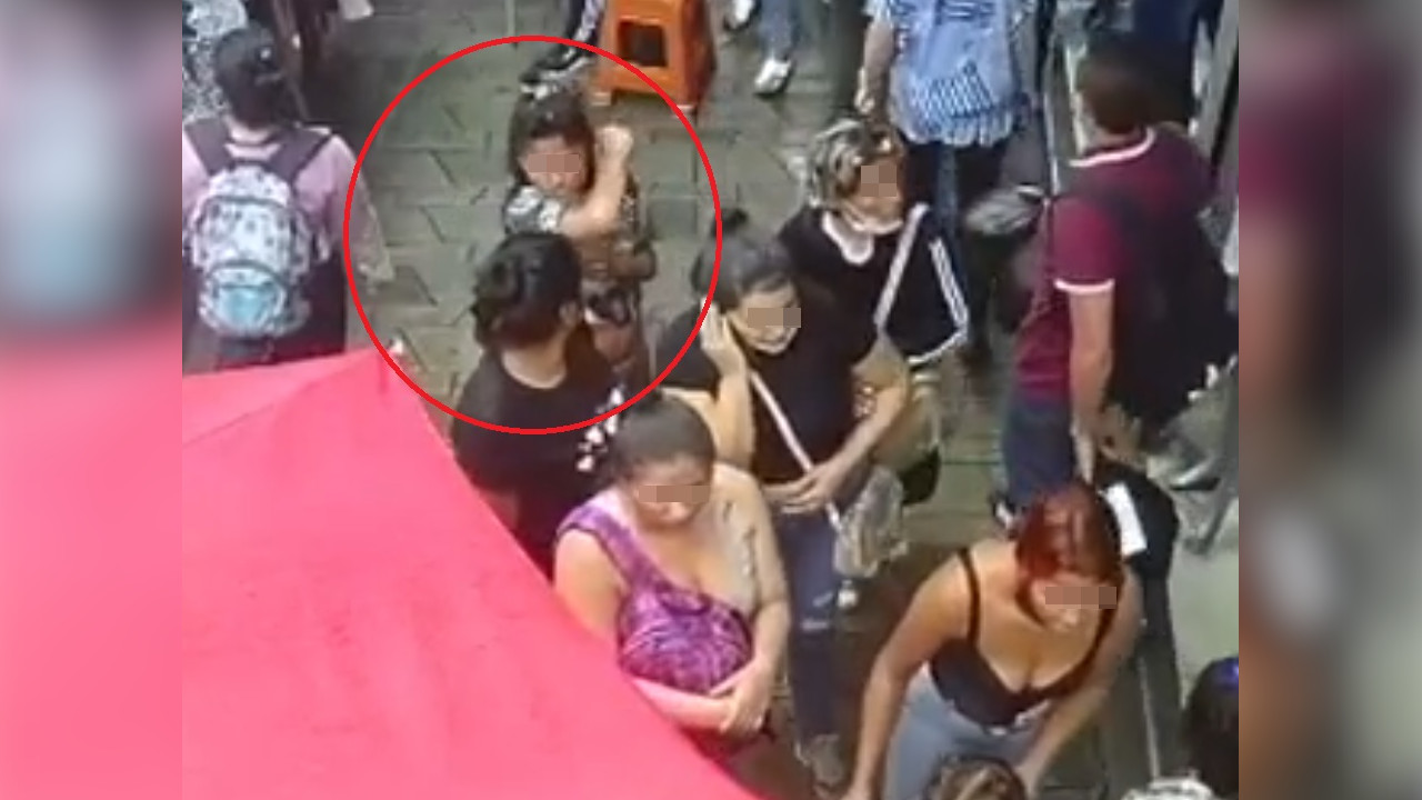 [Video] Limosnera golpeó a una mujer que no le dio una moneda