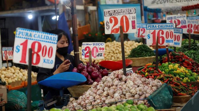 Fotografía de archivo de una mujer vendiendo verduras en un mercado de Ciudad de México. EFE/Madla Hartz inflación