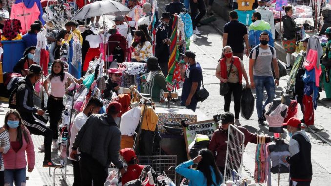 Ciudadanos hacen compras navideñas en el popular sector comercial de San Victorino en Bogotá (Colombia), en una fotografía de archivo. EFE/Carlos Ortega inflación en Colombia