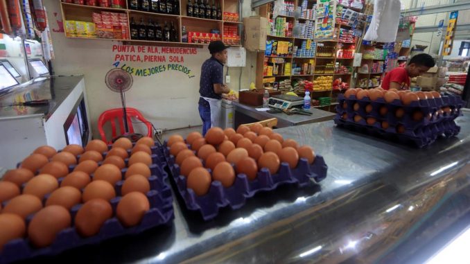 Fotografía de un puesto de víveres el 16 de diciembre de 2021, en una plaza de mercado en Cartagena (Colombia). EFE/Ricardo Maldonado Rozo Navidad