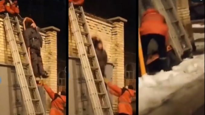 intentaban bajar a un hombre herido de un techo