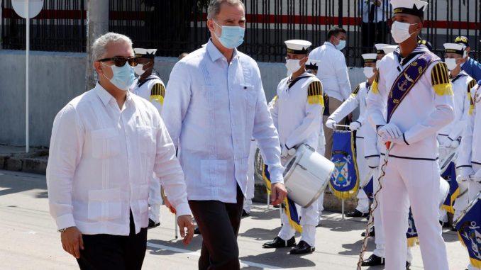 El presidente de Colombia, Iván Duque (i), camina junto al rey Felipe VI de España (c), durante un acto de bienvenida en su honor, hoy, en Barranquilla (Colombia). EFE/Mauricio Dueñas Castañeda Felipe VI