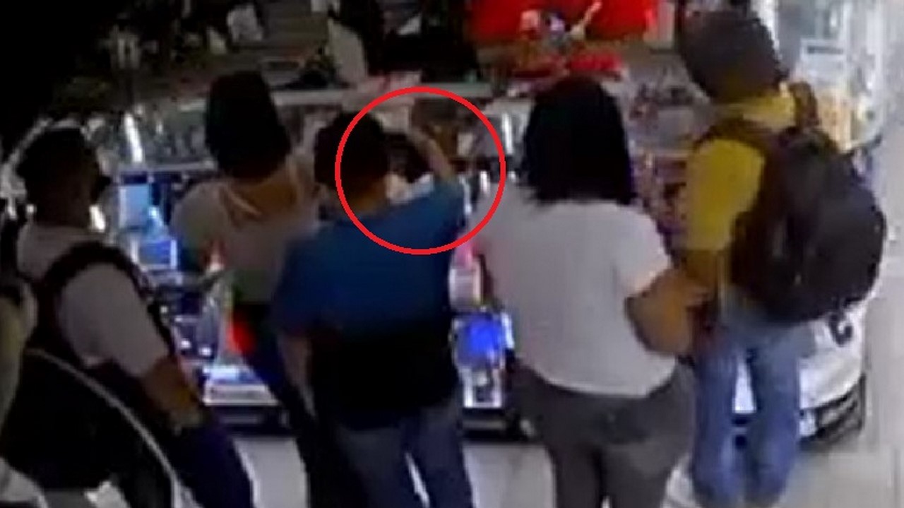 Se robó un celular en un local del centro de Medellín