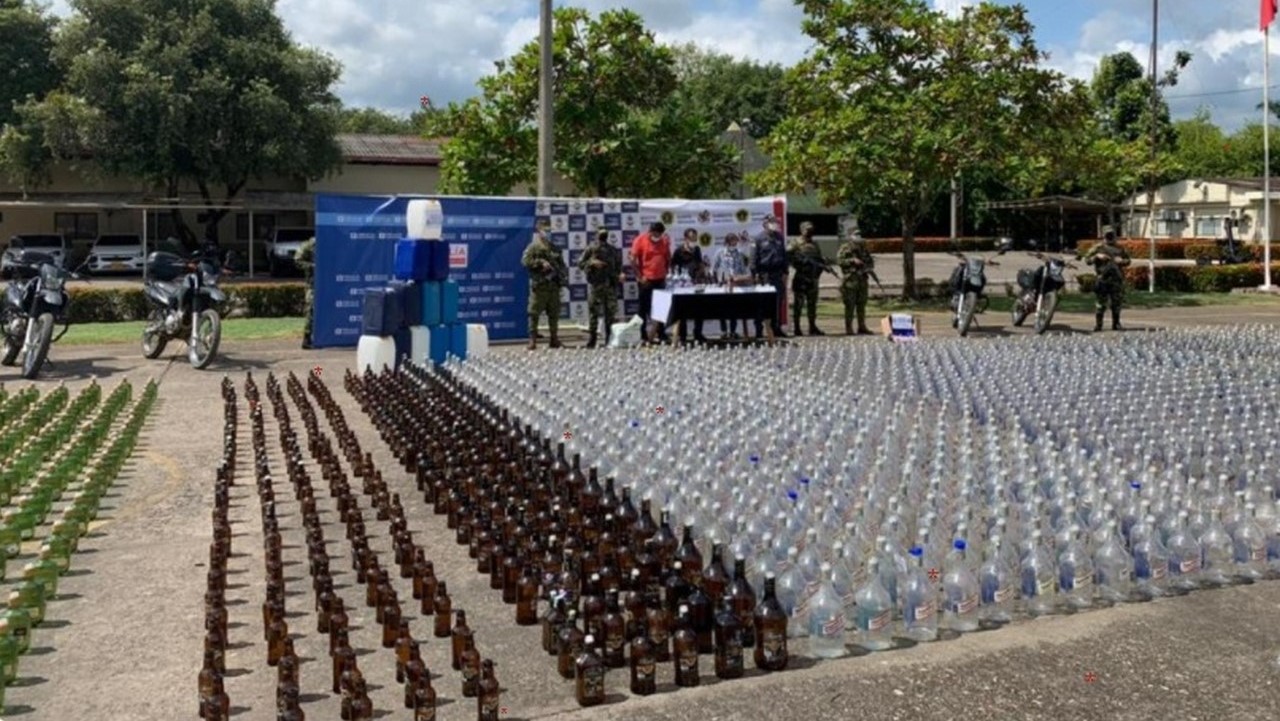 Cogieron a tres con más de 2.600 litros de licor adulterado