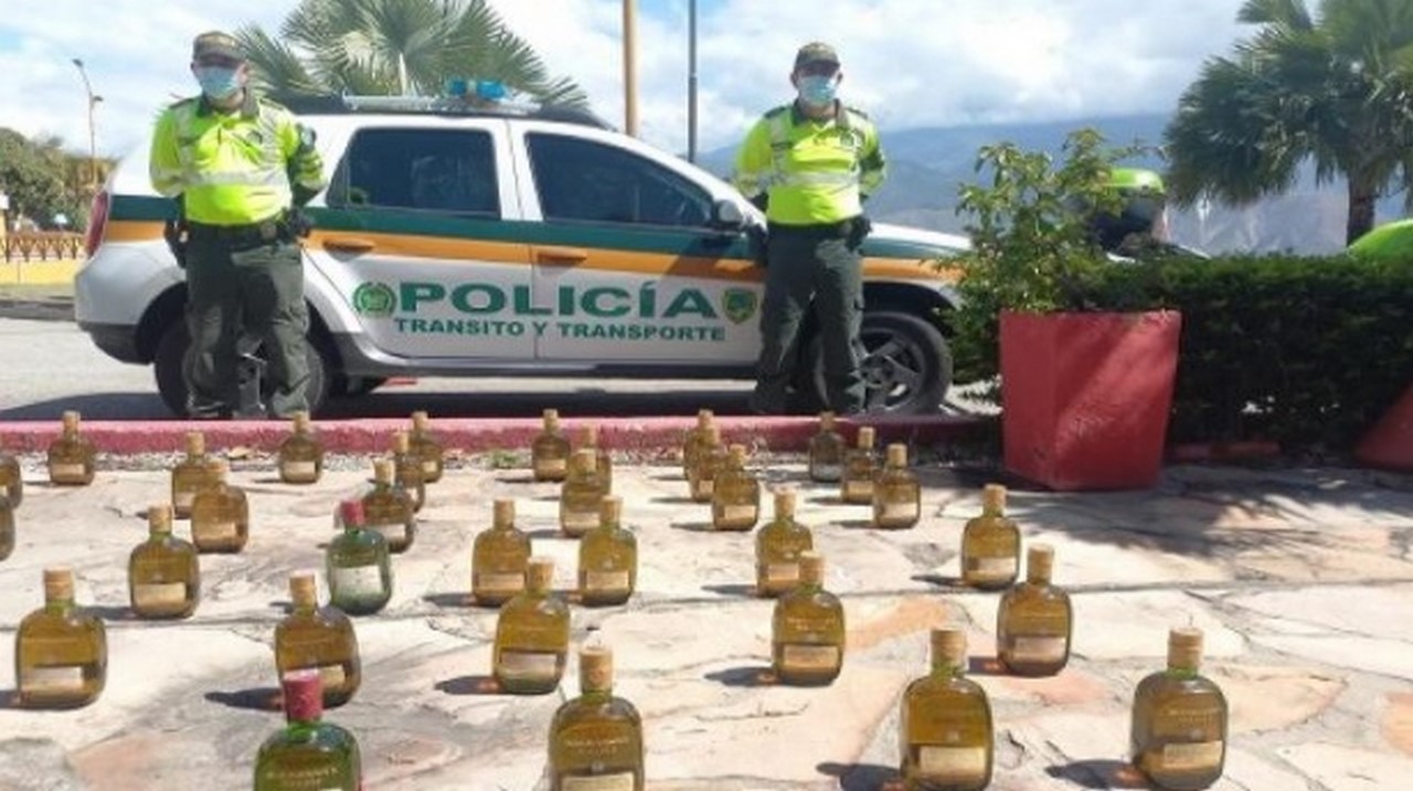 Incautan cerca de 2.000 botellas de licor de contrabando