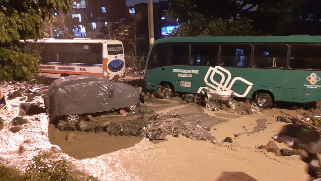 EN FOTOS Y VIDEO: Fuertes lluvias causaron graves emergencias en Medellín, varias personas resultaron lesionadas 2 Medellín